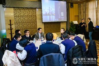说明: 一群人在开会 描述已自动生成
