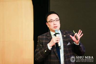 说明: 穿着西装笔挺的男子手里拿着手机 中度可信度描述已自动生成