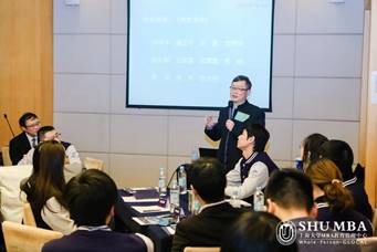 说明: 会议室里的人们 描述已自动生成