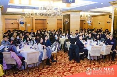 说明: 大厅里的人们 描述已自动生成