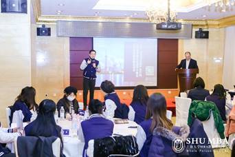 说明: 会议室里的人们 描述已自动生成