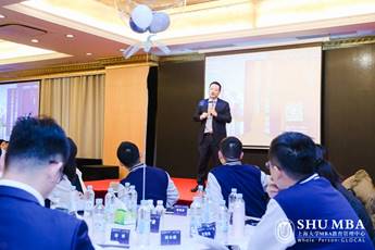 说明: 一群穿着蓝色衣服的男人在桌子前 中度可信度描述已自动生成