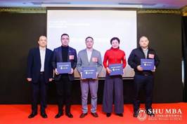 说明: 一群人站在屏幕前 描述已自动生成