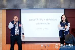 说明: 男人和女人站在电视前 中度可信度描述已自动生成